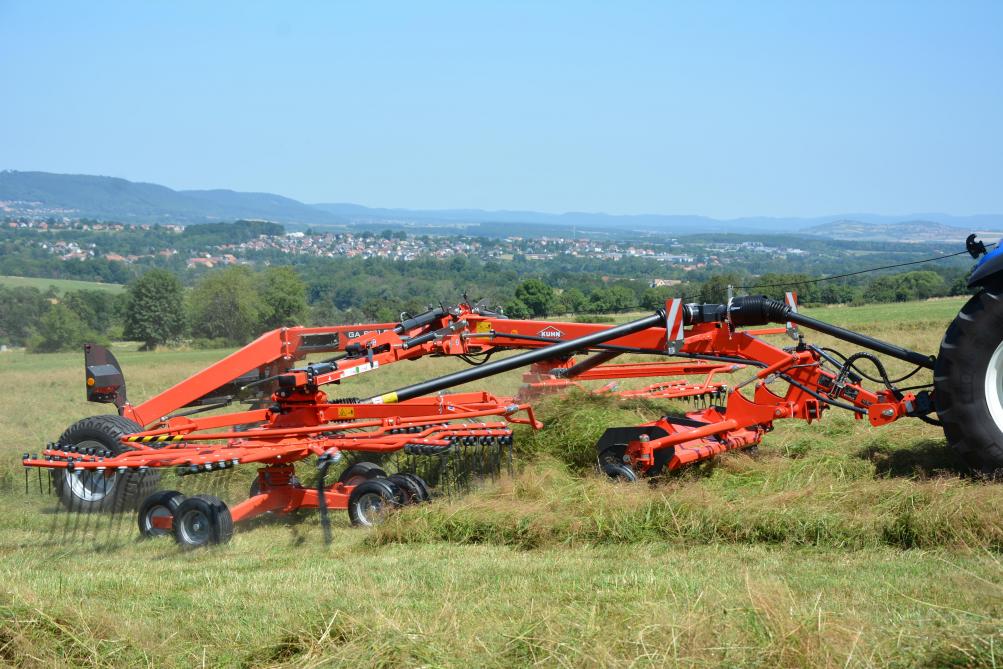 Positionné devant les rotors de l’andaineur GA 8131 CL, le pick-up soulève et aère le fourrage présent  dans la zone centrale et habituellement non travaillé par lesdits rotors.