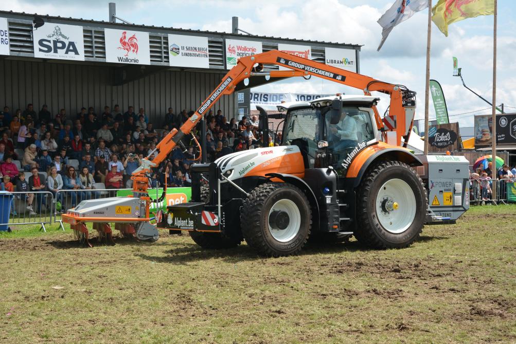 Le système développé par Steyr, Mowers Verschuren et AgXtend permet un désherbage sans produit  phytosanitaire, même dans les zones les plus difficiles d’accès grâce à un rayon d’action  de 7,20 m.