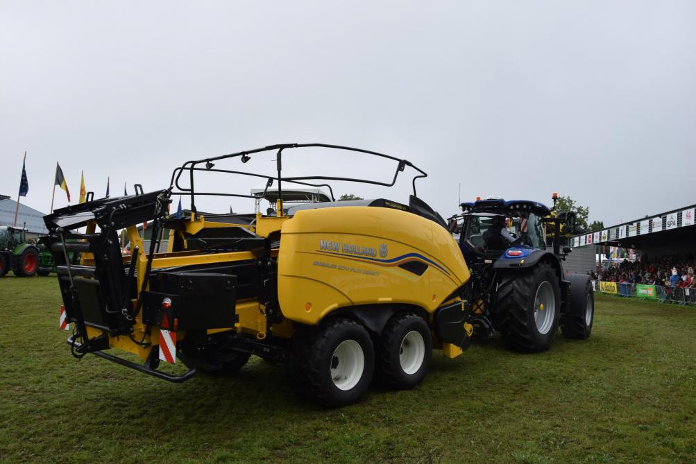 New Holland fait communiquer le tracteur T7 PLM Intelligence et la presse Big Baler en vue d’accroître le confort du  chauffeur et de réduire la  consommation de carburant.