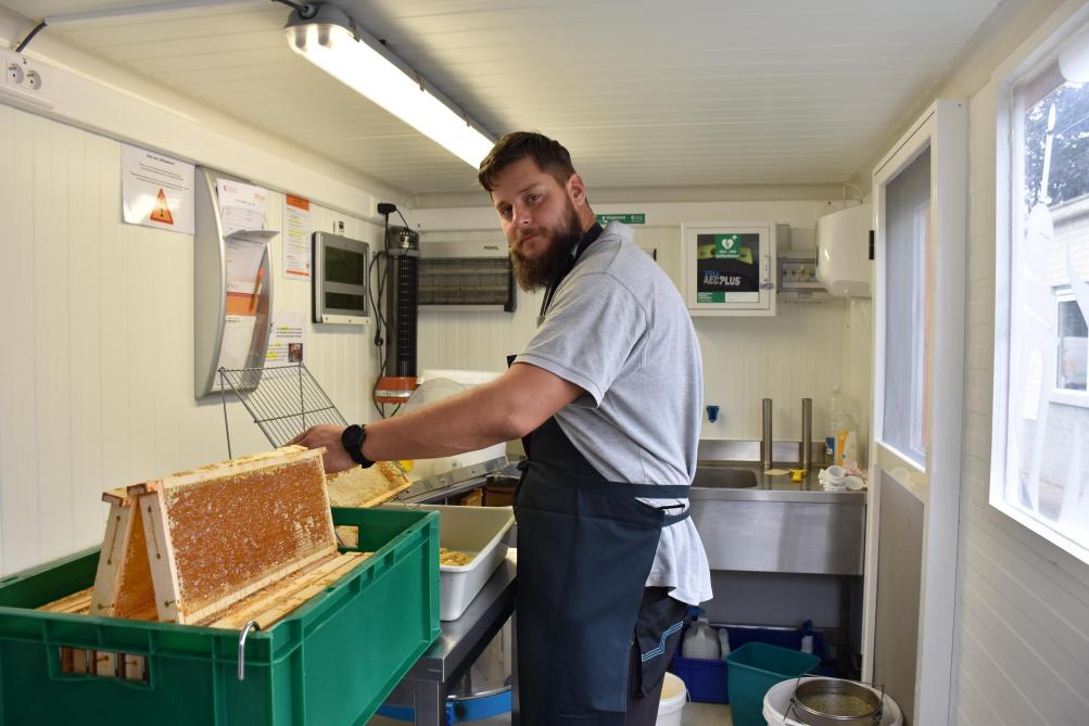 «Le local et les outils sont mis gracieusement à notre disposition. Cela nous permet de continuer à élever nos abeilles, à vivre notre passion sans devoir investir dans du matériel réellement coûteux» (Julien Dumoulin).