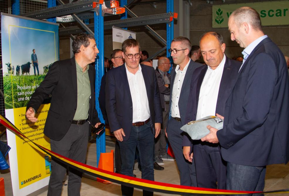 Eric Walin (à gauche) et de nombreuses  personnalités poilitiques, dont  le ministre Willy Borsus, ont inauguré les nouveaux bâtiments de la coopérative.