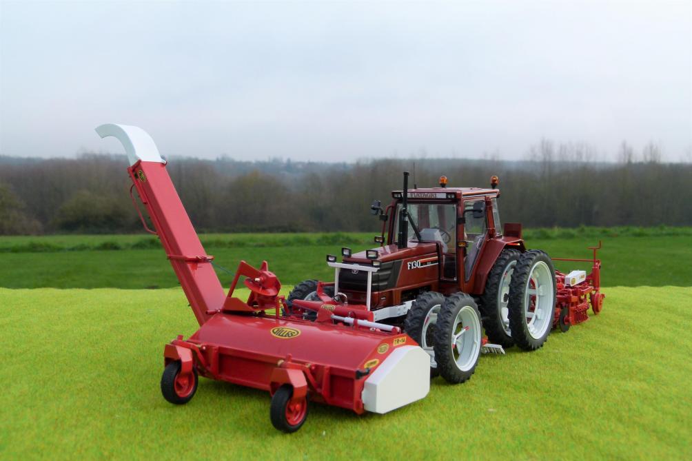 Gérard et François affectionnent les chantiers d’arrachage de betteraves dont  ils ont reproduit plusieurs exemplaires, comme celui-ci sur un tracteur Fiat F130.