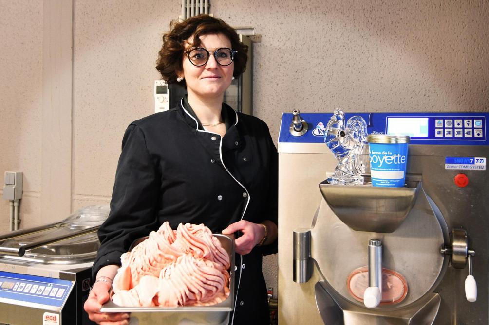 Valentine Courtain, glace au lait de vache à la fraise.