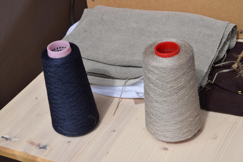 Le textile de chanvre a une couleur un peu plus rustique et un toucher un peu différent de celui de lin. La concurrence entre les deux tissus est donc faible.