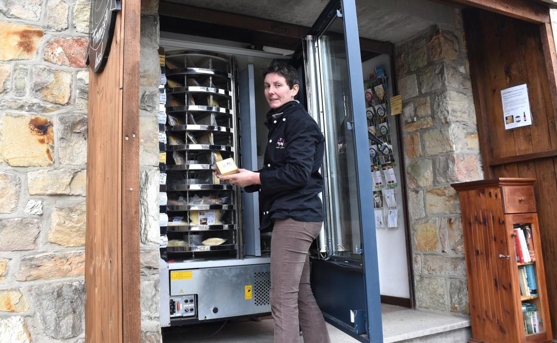 Pour satisfaire les gourmets et gourmands, Nathalie Thorez a installé un distributeur de fromages devant la façade de sa maison !