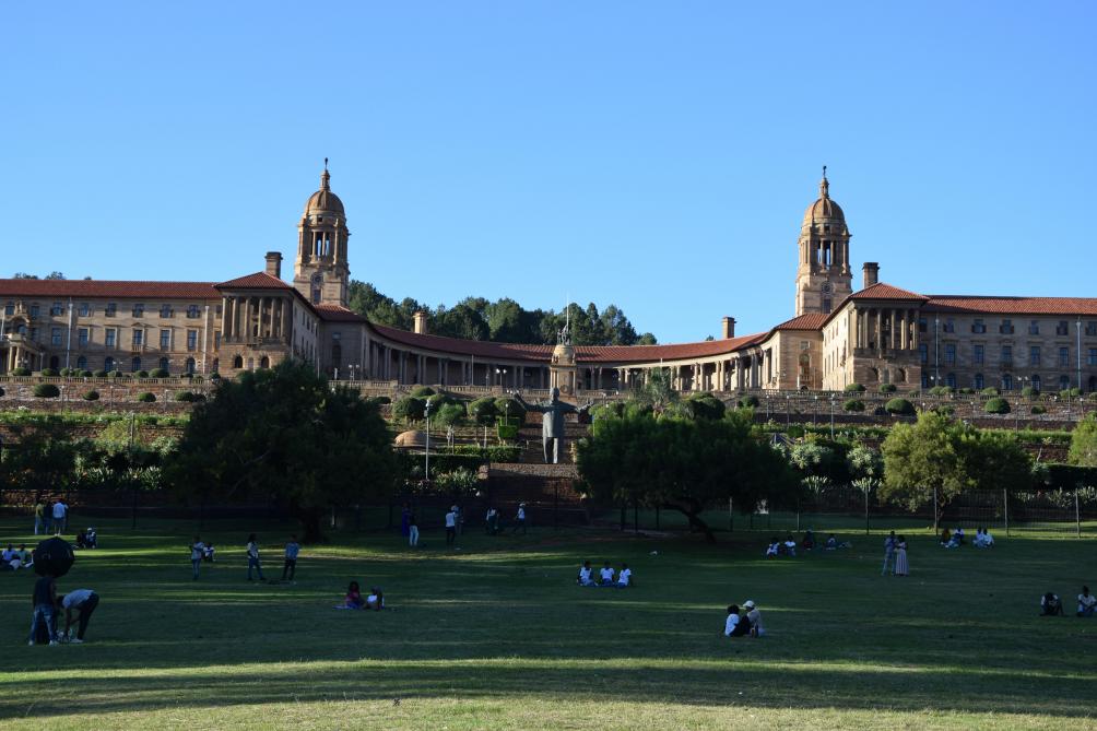Dans les jardins du siède du gouvernement d’Afrique du Sud (Union Buildings), à Prétoria, une statue rendant hommage à Nelson Mandela.