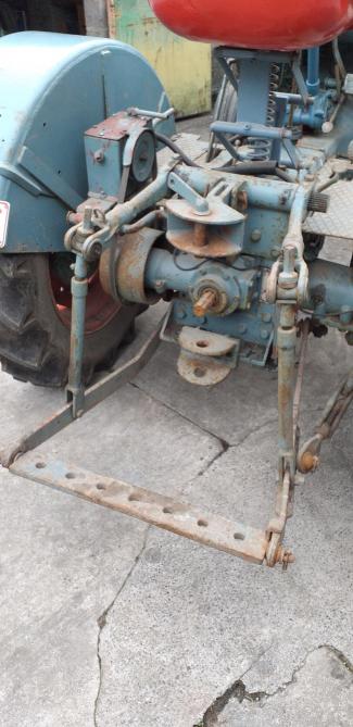 La commande du relevage hydraulique de l’ED 16 se fait via une courroie qui se tend sur la poulie principale du tracteur lorsque le levier est actionné.