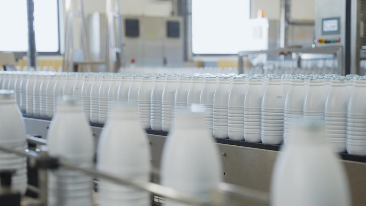 Les bouteilles utilisées sont produites sur place, ce qui évite le transport d’air et garantit davantage la stérilité des contenants.