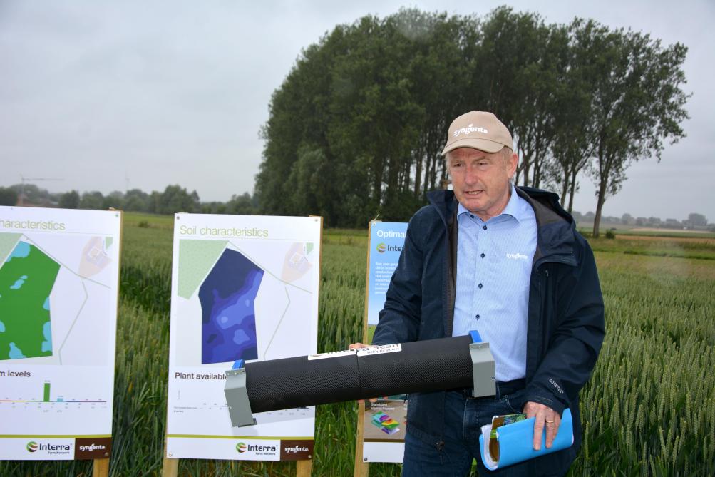 « Etant non-invasif,  l’InterraScan peut  être utilisé dans de  nombreuses conditions différentes, y compris  sur sol gelé », précise  Edward van der Linden.  A l’arrière-plan, une carte générée suite àl’analyse  du sol.