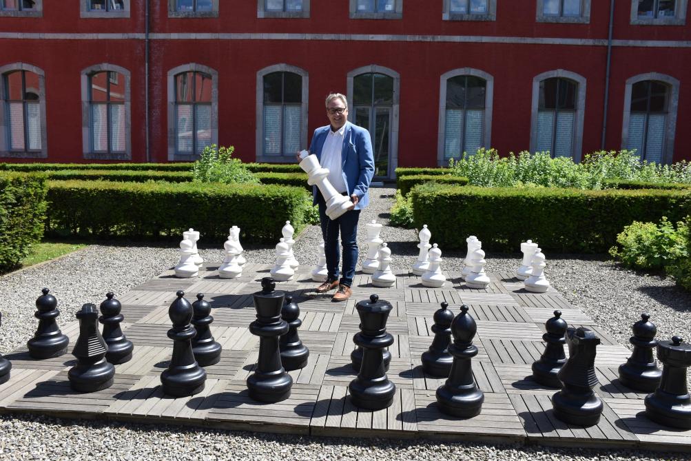 Au centre du jardin, un jeu d’échecs géant attire le regard des visiteurs et les invite à la flânerie.