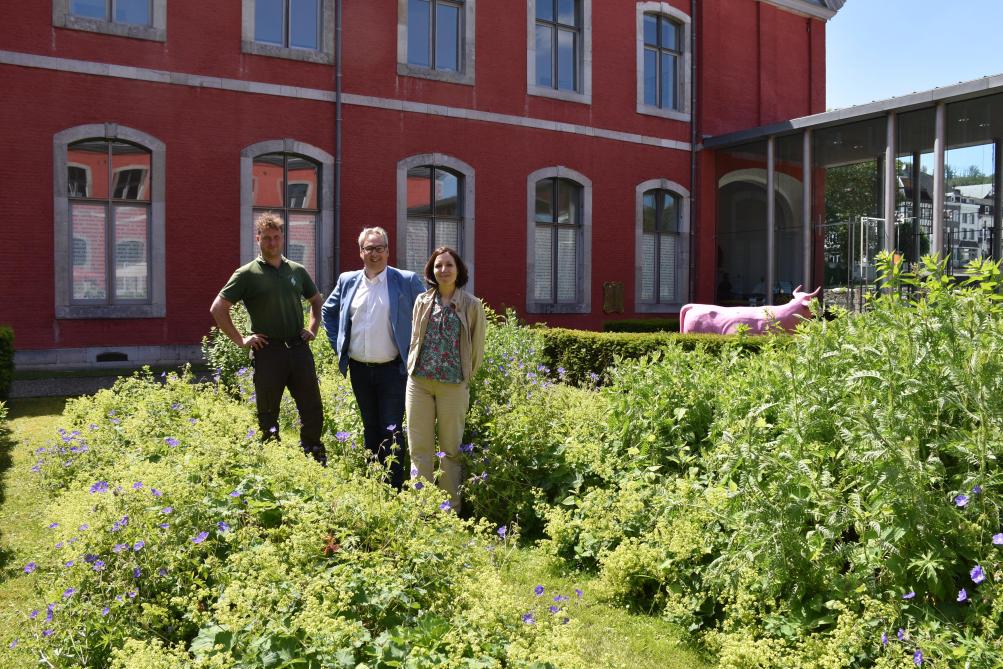 De gauche à droite : aux côtés de l’entrepreneur de jardins Alexandre Rennotte, Patrick Mignon, directeur de l’abbaye (Asbl Espaces Tourisme & Culture) et Caroline Hermann, historienne de l’art et directrice de collections, font vivre l’abbaye de Stavelot au quotidien.