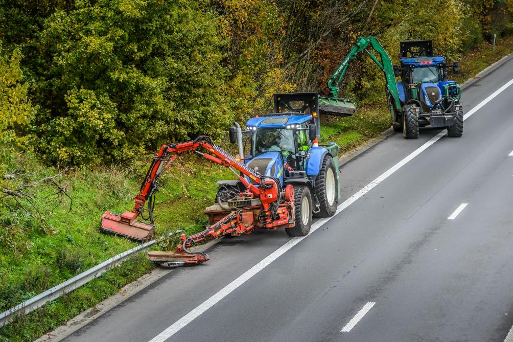 On aperçoit souvent la société œuvrant au fauchage du bas-côté des routes.