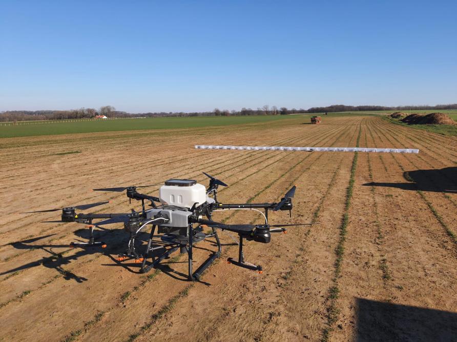 Equipé pour le semis, le drone peut atteindre un rendement horaire de 10  à 12 ha/h, sur de belles parcelles.