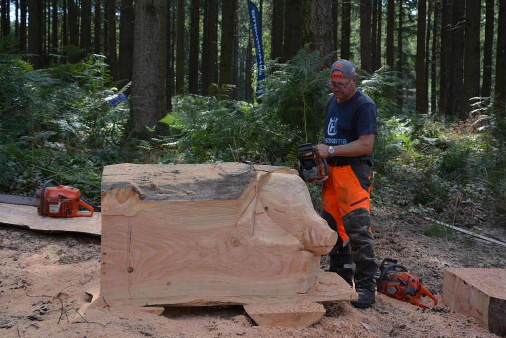 Sur plusieurs stands, l’art de la sculpture sur bois sera pratiqué avec la plus grande précision. Ici, naîtra bientôt un sanglier !