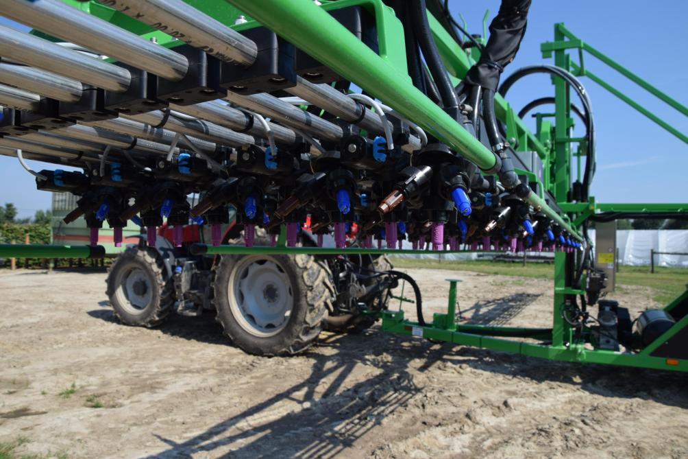 Le nouveau pulvérisateur de la ferme expérimental est doté de 756 jets.