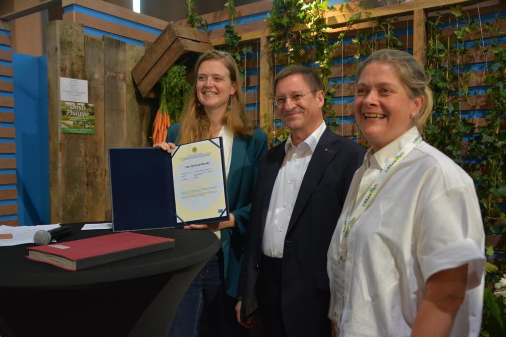 La reconnaissance a été signée (de gauche à droite) par la ministre wallonne de l’Agriculture, Anne-Catherine Dalcq, en présence de Michael Niejahr, directeur général adjoint de la DG Agriculture et Développement rural, et de Charlotte Thomas, représentante des producteurs.