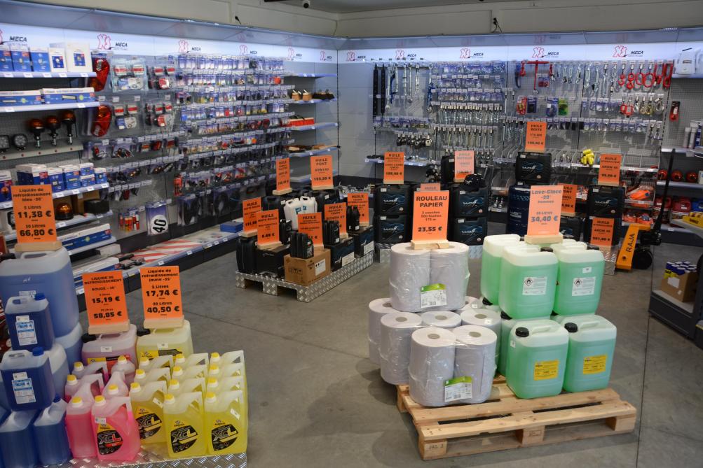 Outre le matériel neuf, le département XS Meca assure la vente de pièces détachées, accessoires, huiles...