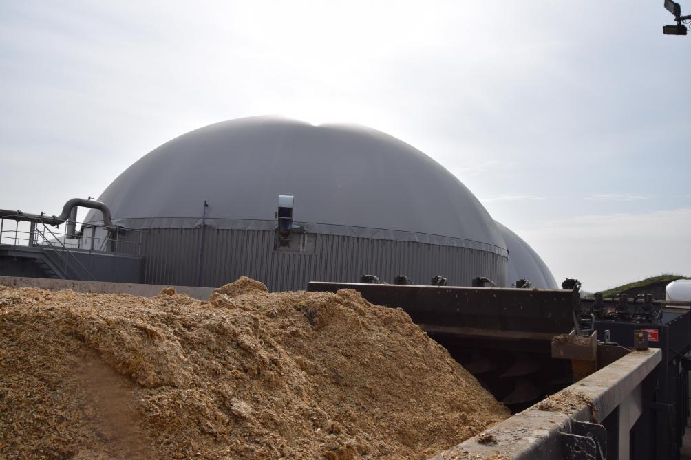 Par la biométhanisation, on arrive à un potentiel de réduction minimum de 10% des gaz à effet de serre globaux,  avec maintien de la diversité microbienne, et diminution du lessivage des nitrates.  Le biogaz va dans le sens d’une agriculture circulaire.