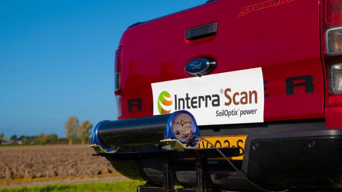 Monté sur l’attache-remorque, l’Interra Scan  collecte 800 mesures à l’hectare.