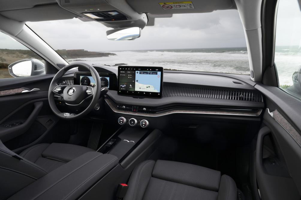 Comme les  générations  précédentes,  la nouvelle Skoda Superb Combi est la championne de l’espace intérieur.