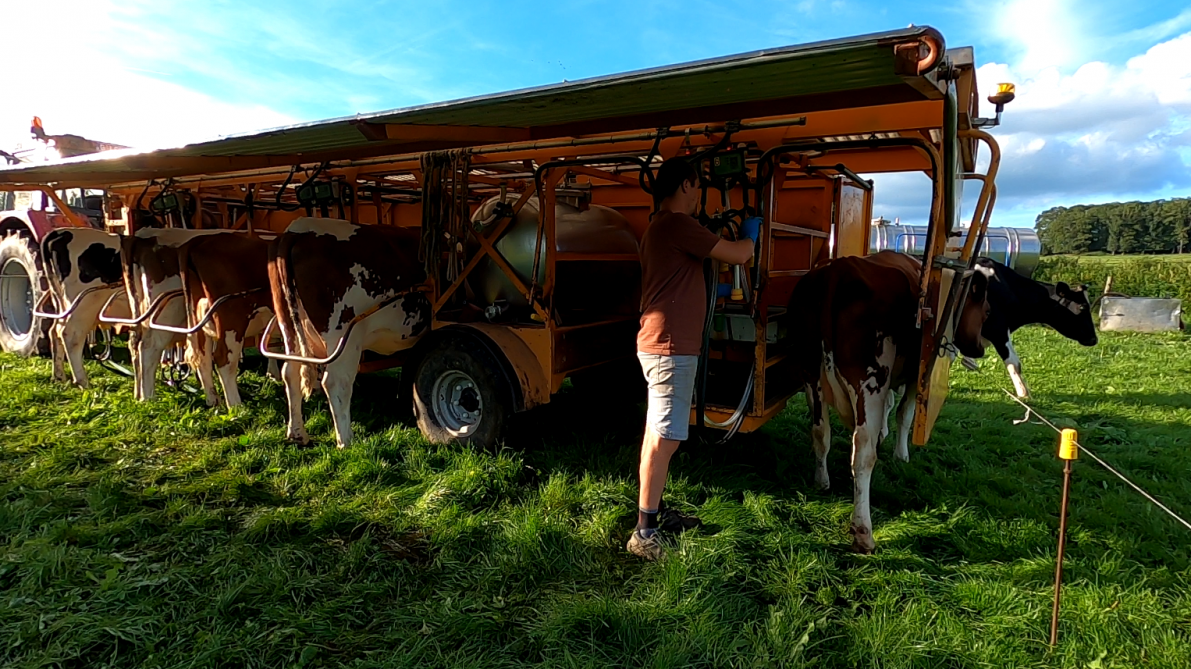 Pol Thunus,  agriculteur et membre du réseau Terraé, prend soin de la trayeuse héritée de son père. Avec ce dispositif, il ne vit pas la traite comme une contrainte mais comme un  moment de soin et d’attention au milieu.