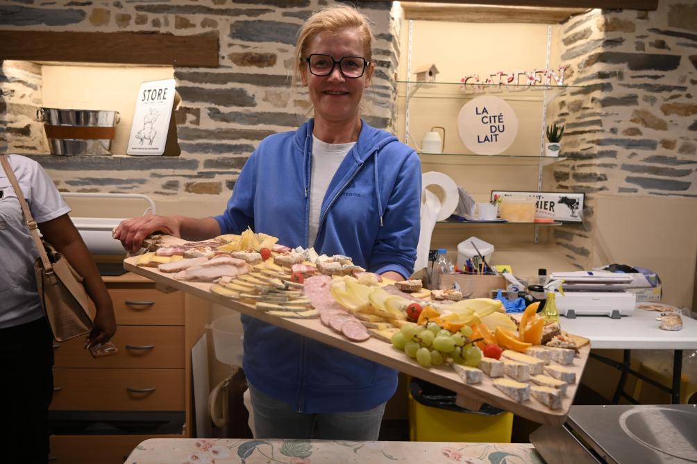 Isabelle Arondel gère la boutique et y vend leur production, mais aussi d’autres produits, comme du cidre et du jus de pommes.