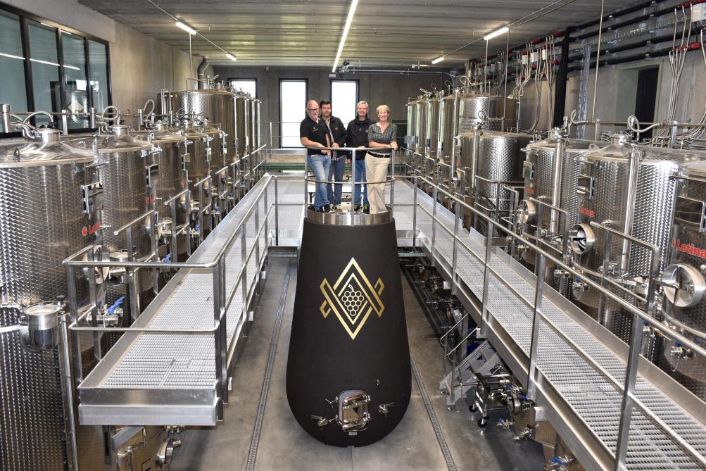 Impressionnant, le chai, surdimensionné pour pouvoir collaborer avec d’autres vignerons,  peut produire 200.000 bouteilles.