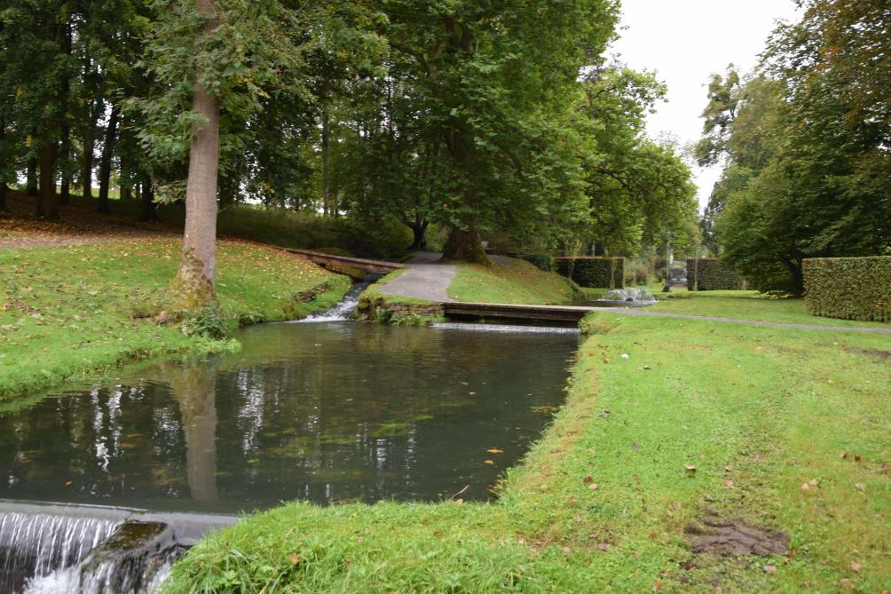 Avant de se déverser dans la pisciculture, l’eau provenant de quatre sources, traverse les Jardins d’Annevoie.