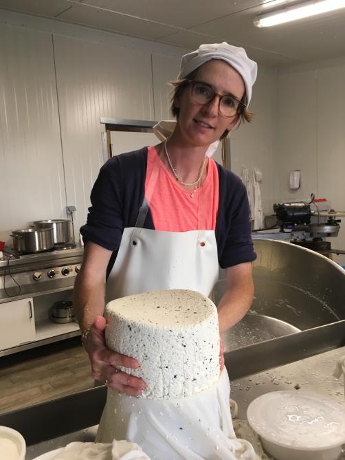 Cette éleveuse transforme le lait de chèvre, brebis et vache et les propose dans le magasin de la ferme.