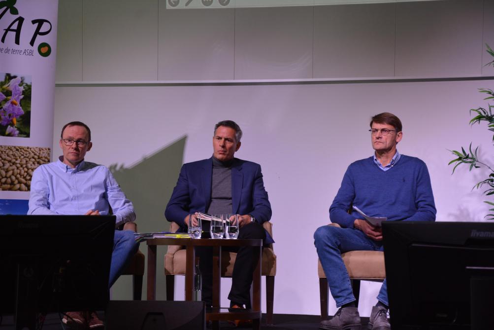 De gauche à droite: Loïc Piat, responsable recherche et développement chez McCain Europe, Emanuel Van den Broeke, directeur agronomie chez Lutosa, et Nicolas Mullier, producteur de pommes de terre pour le frais et l’industrie.