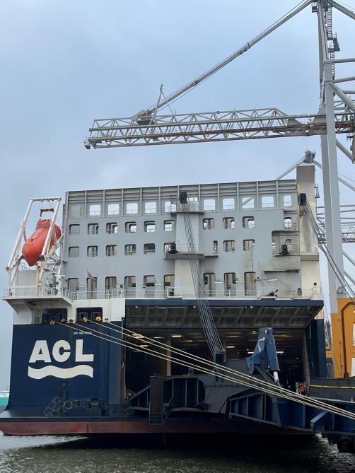 Pas mal de machines sont chargées et déchargées dans les ports.