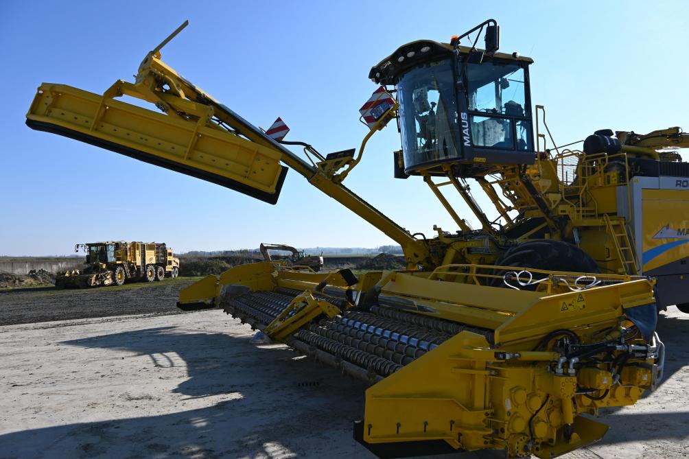 Lors du chargement des betteraves, l’avaleuse retire une première partie de la terre présente dans le tas, grâce au déterreur de 10 m à l’avant de la machine.