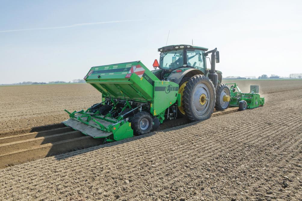Les roues jumelées sont souvent utilisées en combinaison avec une fraise frontale,  afin de ne pas compacter la future zone de croissance des tubercules.