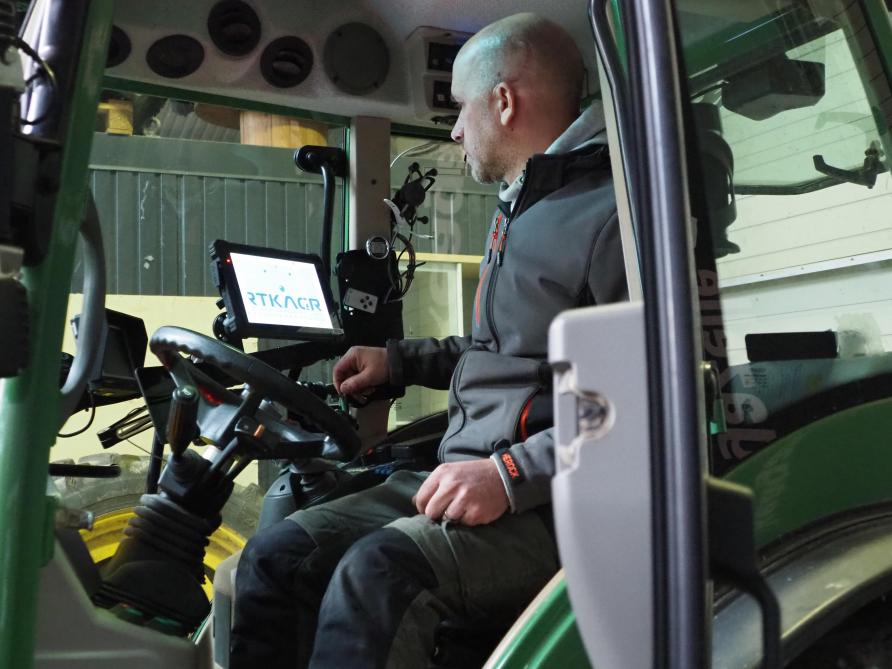 Les GPS de François Samain sont tout simplement «invendables» car les composants sont moins onéreux que ceux des grandes marques, mais aussi et surtout parce qu’il requiert tout un travail spécifique de câblage, montage et de programmation.