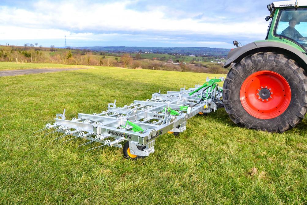 Doté de 6 rangées de dents flexibles, le Scariflex R6S6 affiche des capacités d’émoussage  et de scarification maximales en prairie de fauche.