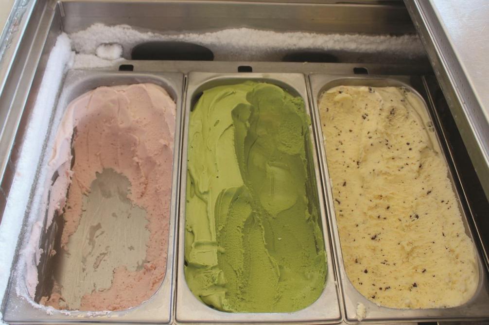 La glace à la chlorella est le second choix derrière la vanille dans le magasin à la ferme de Kris.