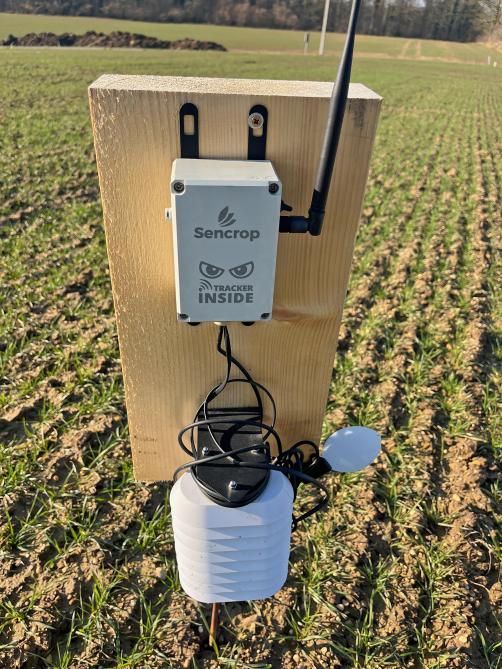 Au Dièdre noir, la station météo ainsi que le Leafcrop sont actuellement installés dans une nouvelle parcelle afin de vérifier qu’elle remplit toutes les conditions  pour une future plantation.