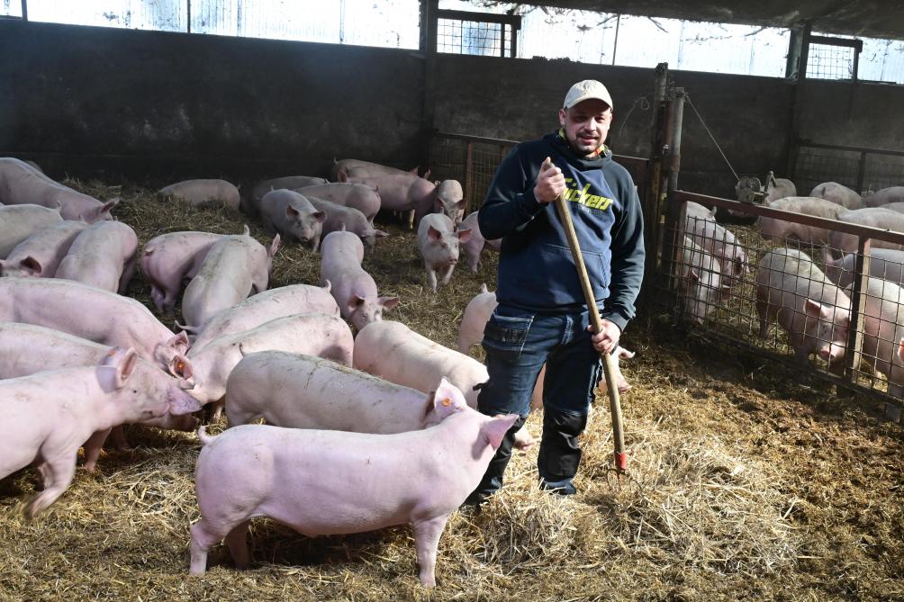 Allan s’occupe au quotidien des animaux dont le fumier est utilisé pour fertiliser les différentes cultures de la ferme.