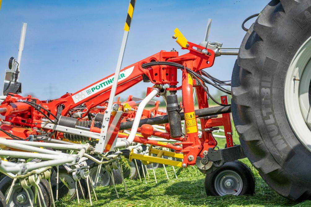 La roue de jauge sous la tête d’attelage procure plus de précision en matière de suivi des irrégularités du terrain.