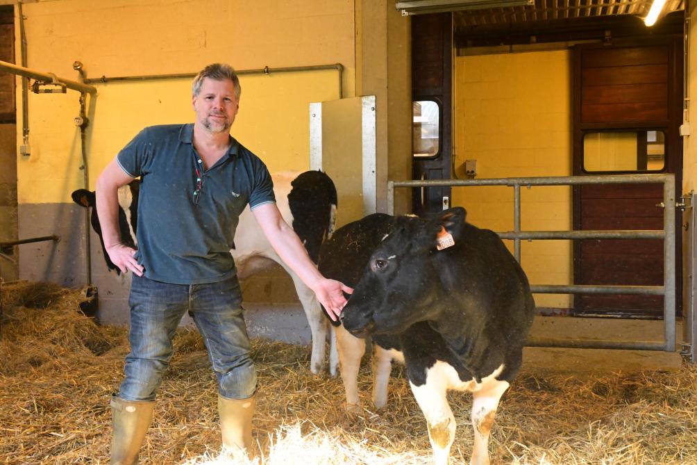Hugues Guyot avec un des bovins de la clinique servant à former au mieux les étudiants à leur futur métier.