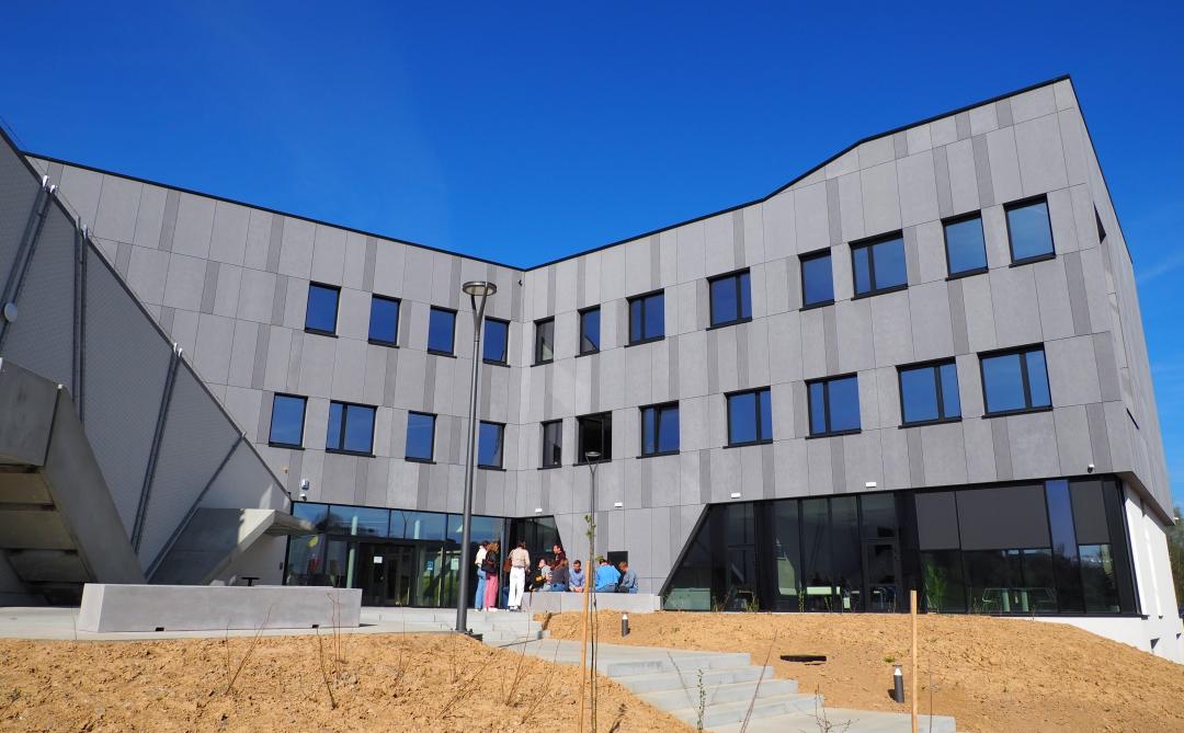 Le bâtiment flambant neuf de la Haute école de la Province de Namur, en contrebas de l’Epasc. La collaboration entre les deux institutions est fructueuse.