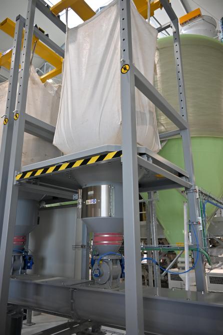En fonction du type de farine souhaitée, une proportion de différents bigbags est mélangée. Cette opération constitue un avantage considérable pour le moulin, en permettant d’obtenir des farines destinées à diverses utilisations et de qualité homogène.