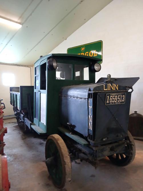 Ce Linn semi-chenillé pouvait s’employer  comme camion ou comme tracteur.