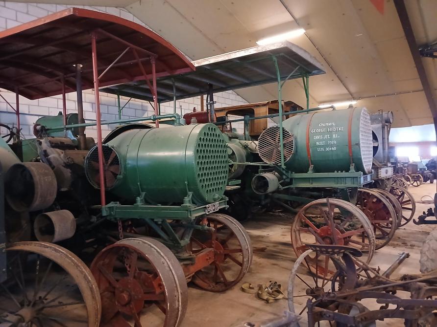 Les tracteurs de prairie, avec leur imposant gabarit,  ne passent pas inaperçus.