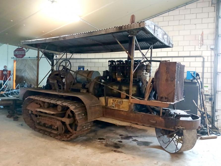 Ancêtre de Caterpillar,  ce tracteur Holt a été sorti de sa torpeur dans un désert américain  par Marc il y a quelques années.