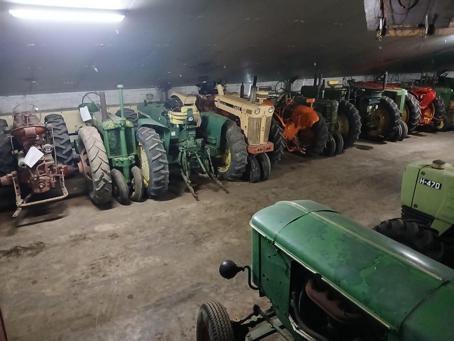Les tracteurs row-crop sont rangés tête-bêche, par souci de gain de place.  Il faut dire qu’avec 400 tracteurs à vendre, chaque espace compte.