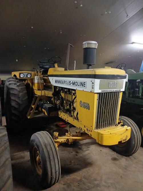 Ce Minneapolis-Moline G1000 Vista de 1969  est un fier représentant des productions  typiquement américaines.