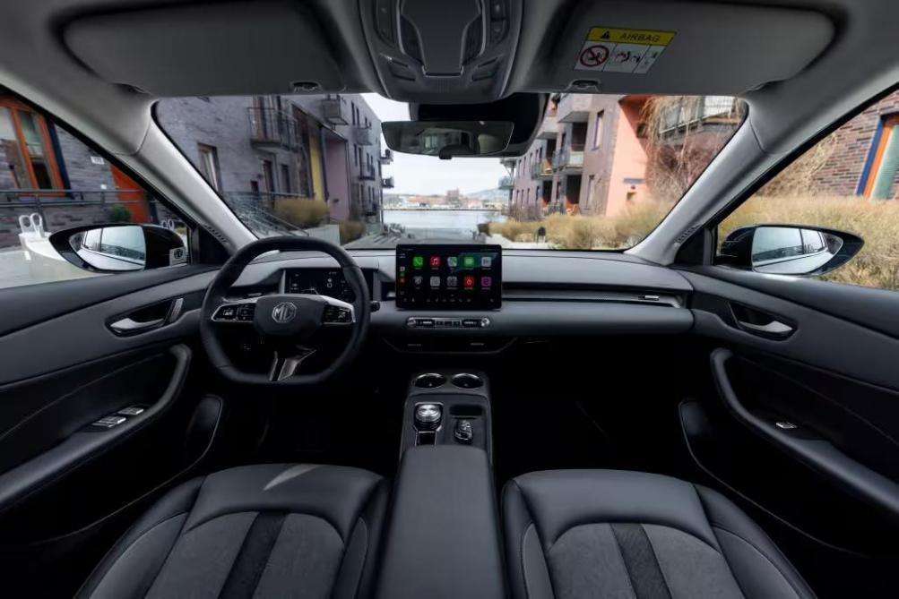 Le système d’infodivertissement embarque un écran tactile de 12,8 pouces, dont on regrettera l’utilisation  fastidieuse.