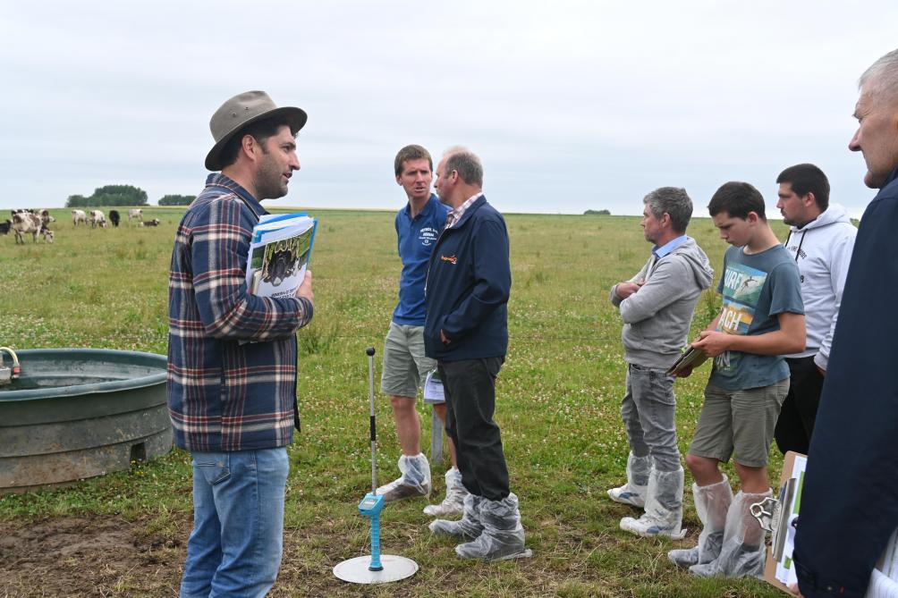 Pieter Van Rumst, d’Obs’Herbe a expliqué plusieurs techniques  aux participants de cette matinée afin de valoriser l’herbe.