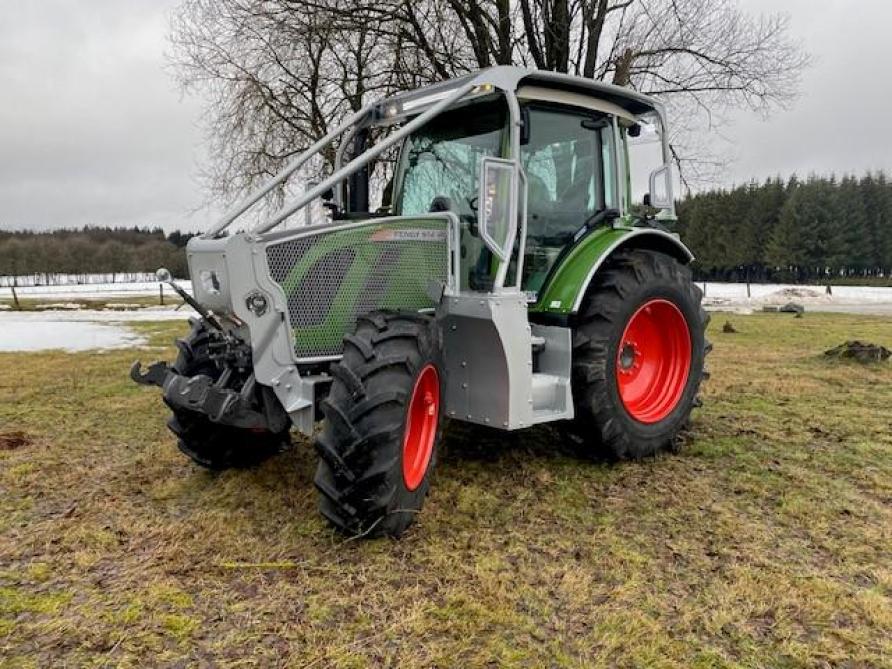 Sur ce tracteur, les réservoirs en plastique ont été remplacés par d’autres en acier, également réalisés sur mesure par l’équipe d’André.